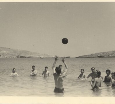 A black and white photo from the Magna Żmien archives showing young people at the beach