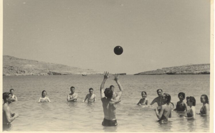 A black and white photo from the Magna Żmien archives showing young people at the beach